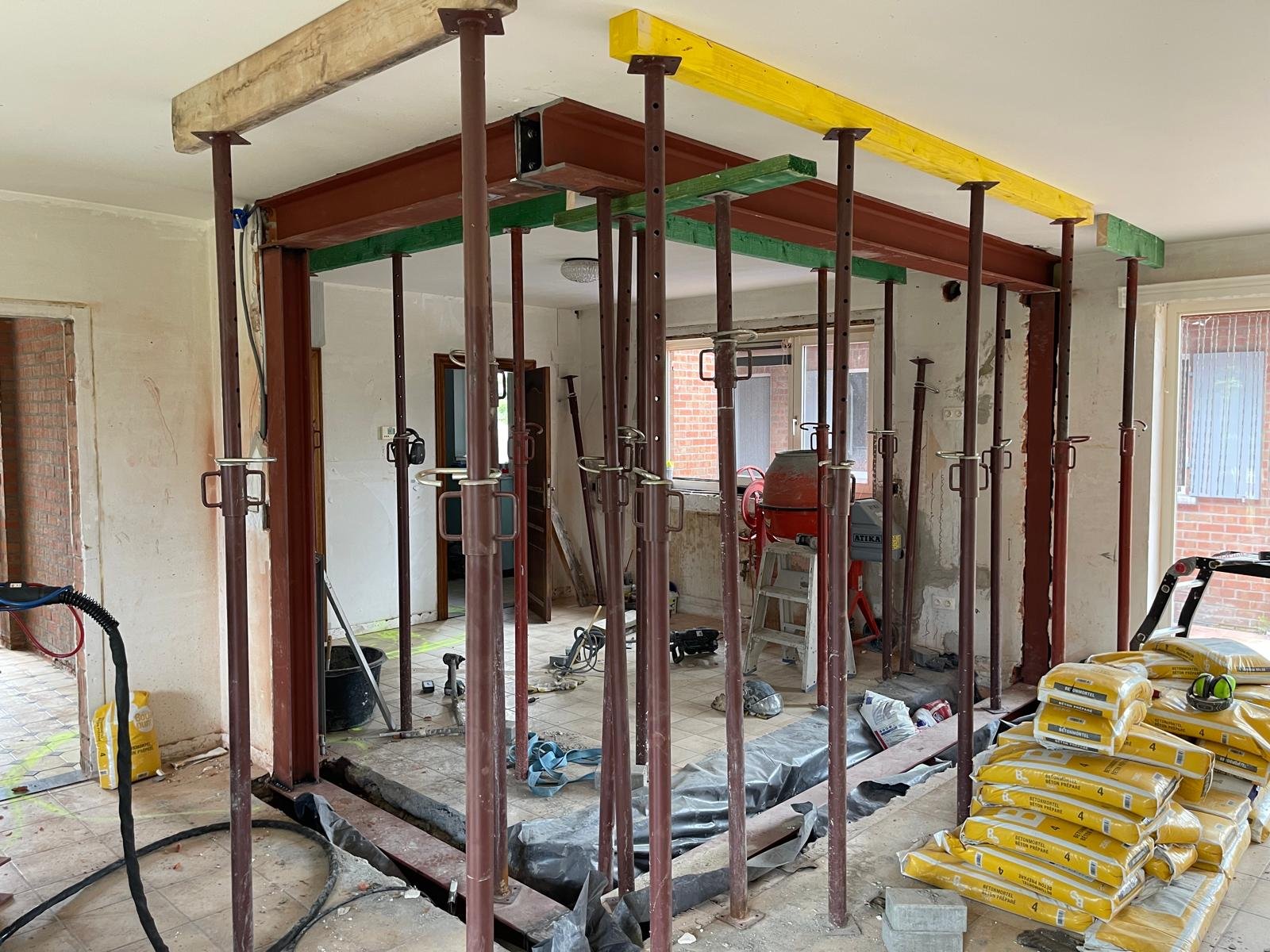 Stalen draagconstructie geplaatst in een woning